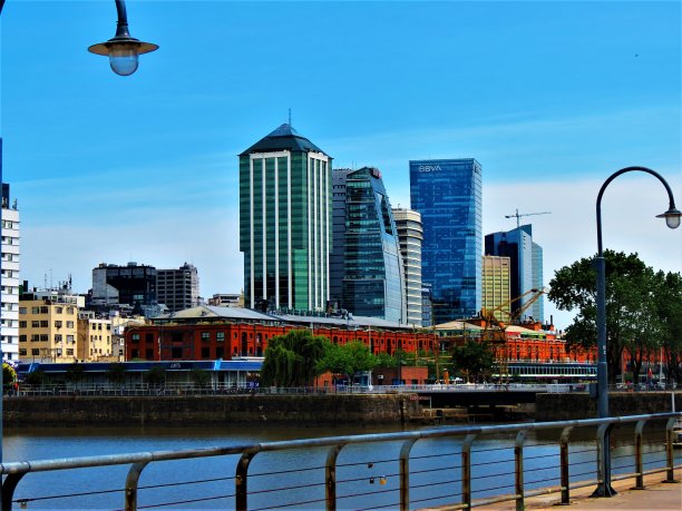 布宜诺斯艾利斯的马德罗港建筑。图片下载