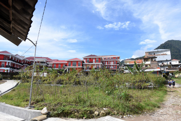 萨浪干湖周围的酒店、住宿和别墅不断增长图片下载