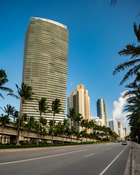 阿玛尼卡萨豪华高层公寓的照片阳光群岛海滩上的蓝天图片下载