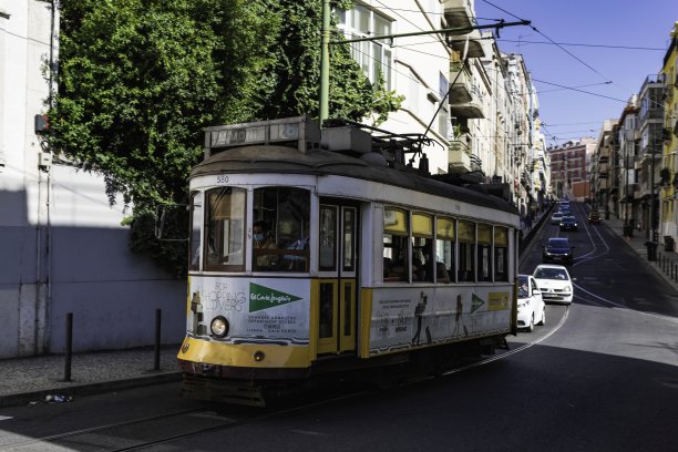 里斯本特有的黄色有轨电车图片下载