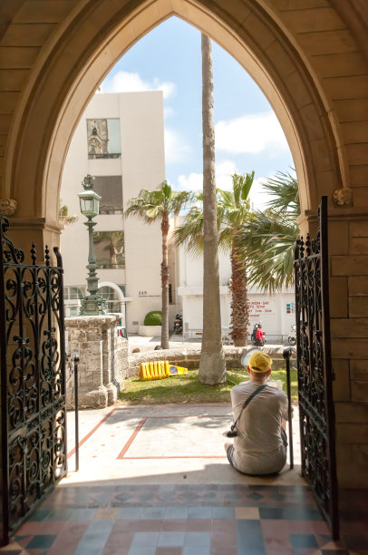 在百慕大，游客坐在拱门下休息图片下载