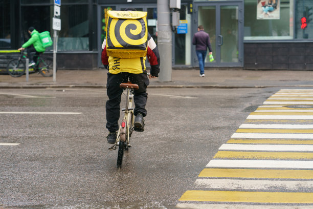 雨中的城市街道上的送货员图片下载