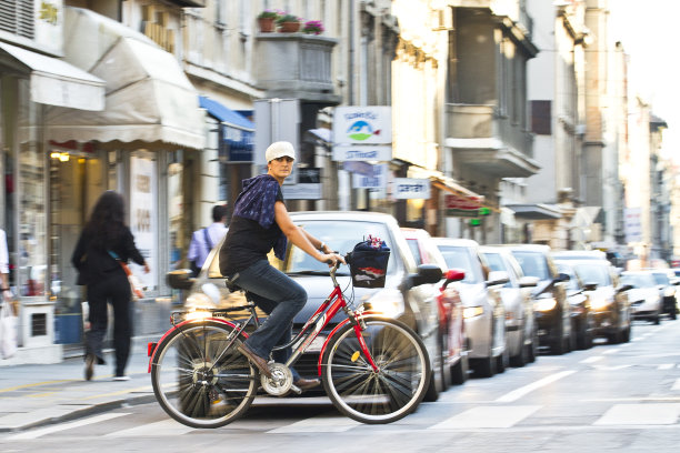 在市中心骑自行车图片下载