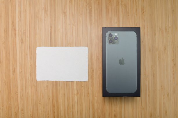 木桌上智能手机的正上方图片下载