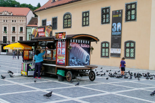 在布拉索夫议会广场出售Kürtos Kölacs。图片下载