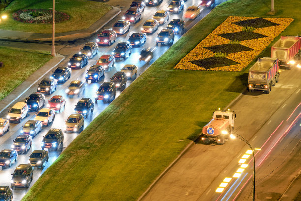 2020年8月3日，俄罗斯莫斯科，由于道路维修导致夜间街道交通堵塞图片下载