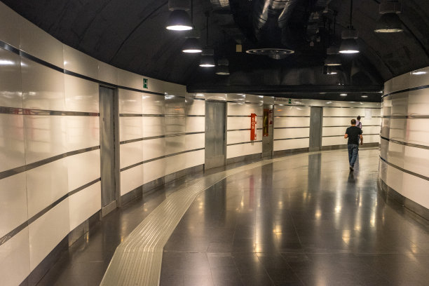 罗马斗兽场地铁站终点站，意大利图片下载