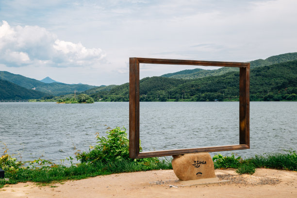 照片地点与河流和山脉相框在杨平，韩国图片下载