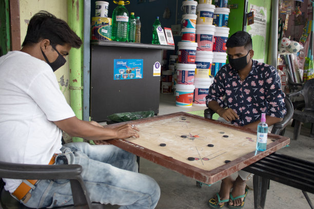 两个人在禁闭中扮演卡罗因为冠状病毒流行。图片下载