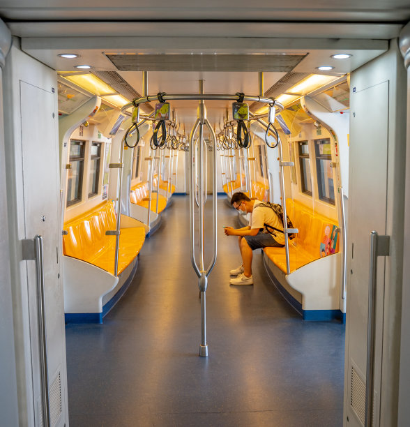 冠状病毒保护。泰国曼谷，人们戴着面具坐在地铁里。图片下载