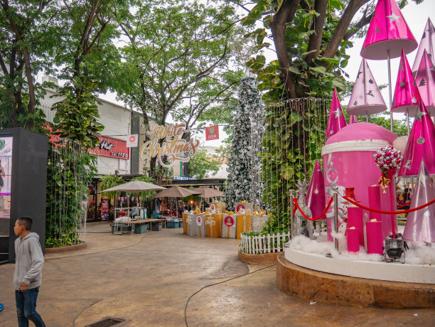 unmet People in UD Town Community mall in christmas theme at Udon Thani City Thailand。乌东他尼省是泰国东北部的昌瓦特省。图片下载