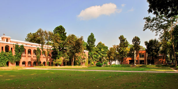 杜恩学校彩色建筑的低角度侧视图图片下载