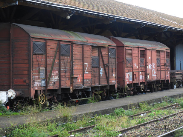 旧废弃生锈的货车在透视和轨道图片下载