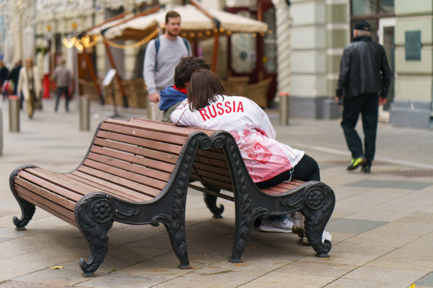 秋天，人们在街道上观看冠状病毒大流行图片下载