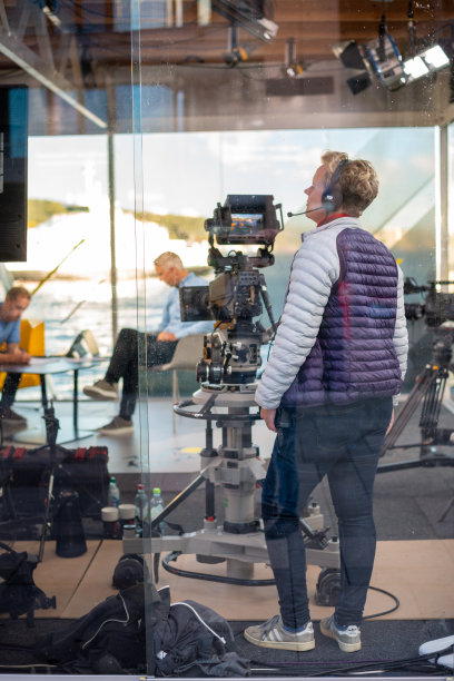 电视摄像师在工作图片下载