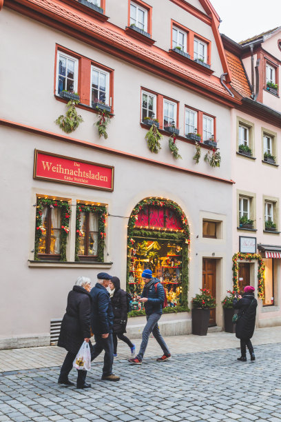 人们走过传统的五颜六色的房子在Rothenburg ob der Tauber老城在德国图片下载