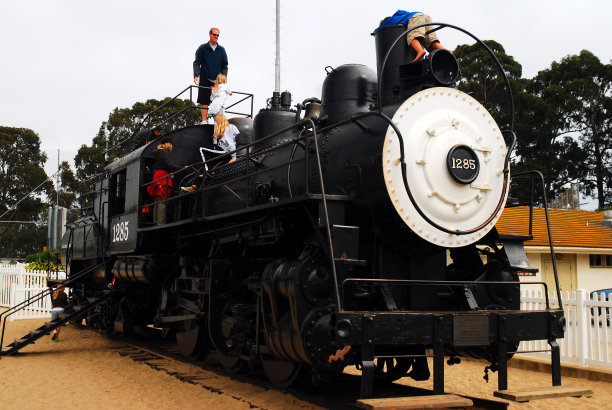 孩子们和他们的父母在一辆大火车上玩耍图片下载