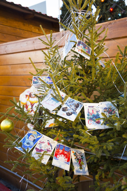 用复古明信片装饰的圣诞树图片下载