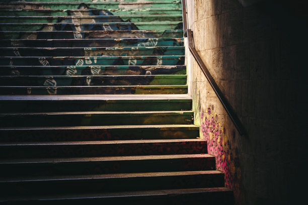 隧道里的旧混凝土台阶被画上了艺术的形状图片下载