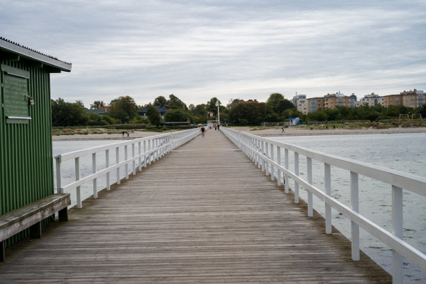 只有几个人的木制码头。夏天结束了。图片来自瑞典马尔默图片下载