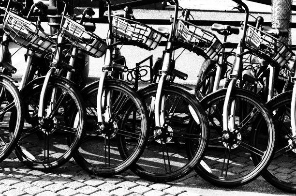 黑白对比概念自行车与篮子出租图片下载