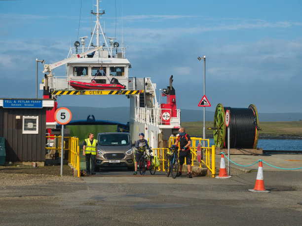 骑自行车的人离开设得兰群岛岛间轮渡MV Geira图片下载