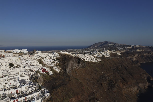 2020年8月18日，位于希腊基克拉蒂斯岛圣托里尼岛火山上的著名村庄Imerovigli的航拍照片图片下载