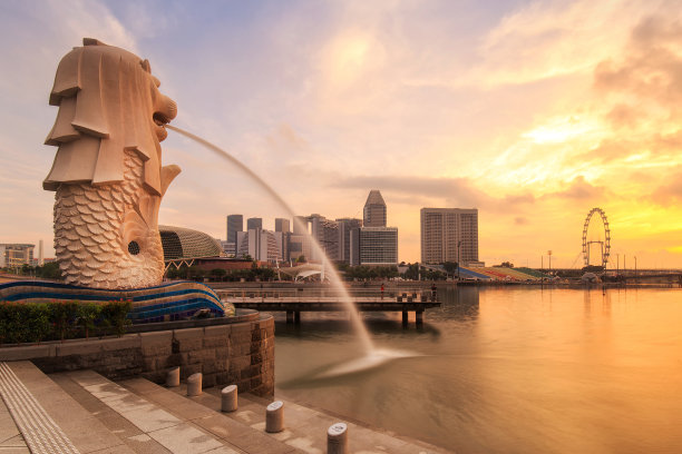 鱼尾狮喷泉和新加坡的滨海湾沙滩。图片下载