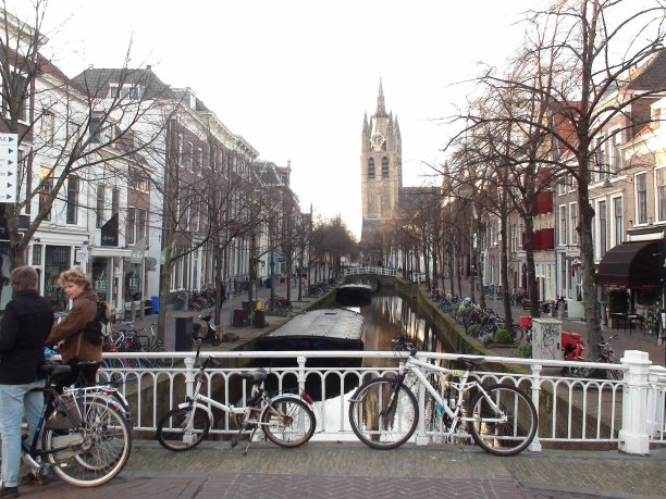 荷兰欧洲代尔夫特市商务区，由于欧洲新冠肺炎大流行，街上行人减少图片下载