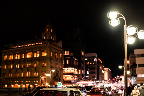 街道桥附近的祗园区在晚上灯火通明的建筑物和汽车交通出租车在晚上图片下载