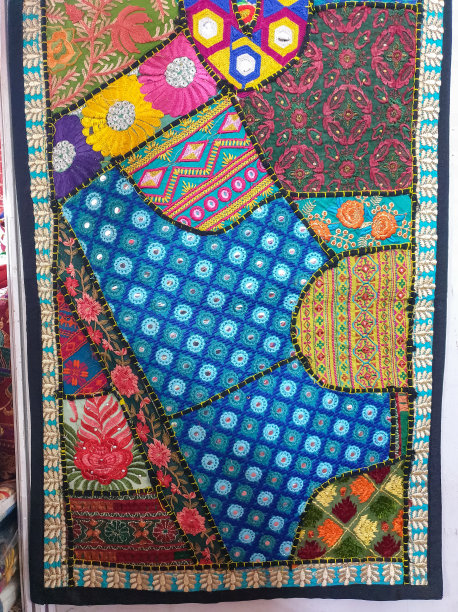 在市场上出售的设计精美的拉贾斯坦邦艺术床垫的照片图片下载