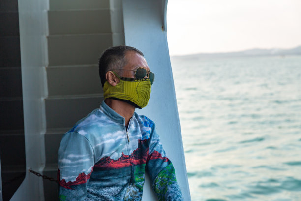 冠状病毒保护。泰国曼谷，人们戴着面具坐在地铁里。图片下载