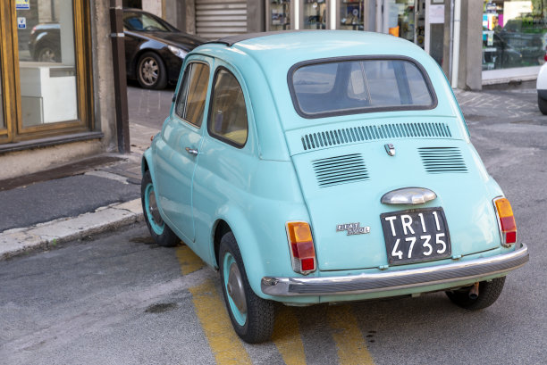 照片的菲亚特500天蓝色历史性汽车与黄色内饰图片下载