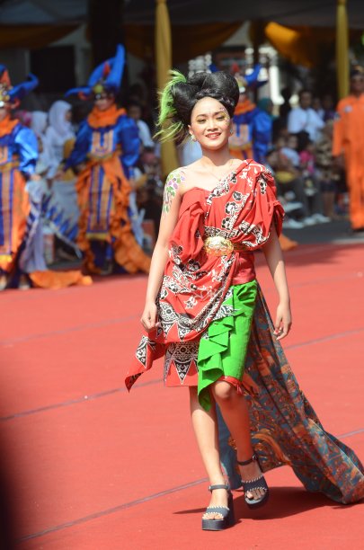 穿着狂欢节服装的模特图片下载