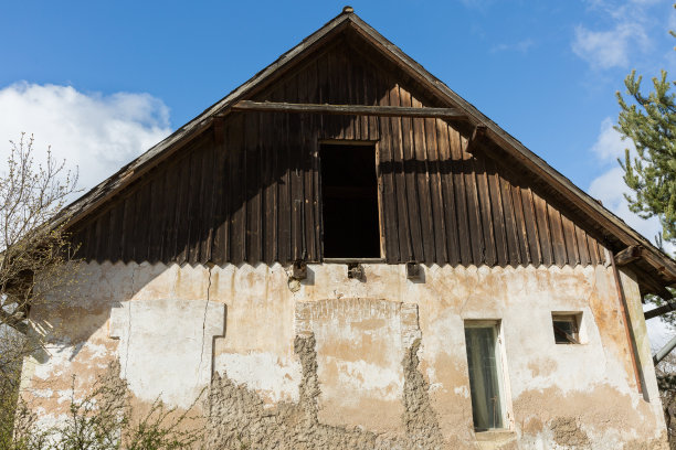 城市cesi,拉脱维亚。古老的白色房子和屋顶。旅行的照片。图片下载