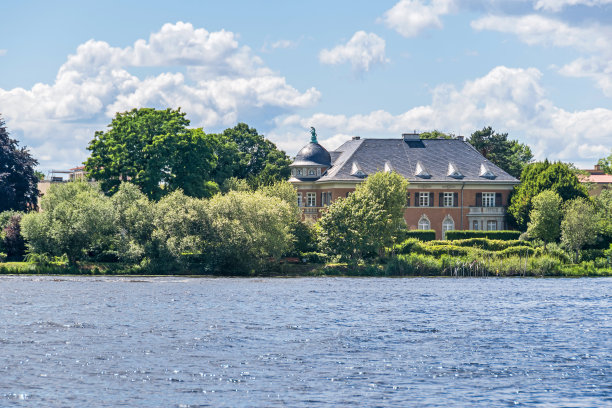 Villa Kampffmeyer在德国波茨坦的Tiefer See岸边图片下载