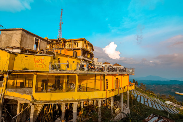 生长在萨朗干湖周围的公寓图片下载