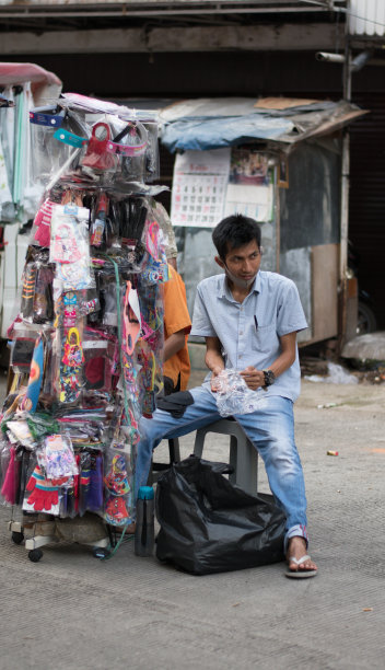 一个卖面具的人的肖像。图片下载
