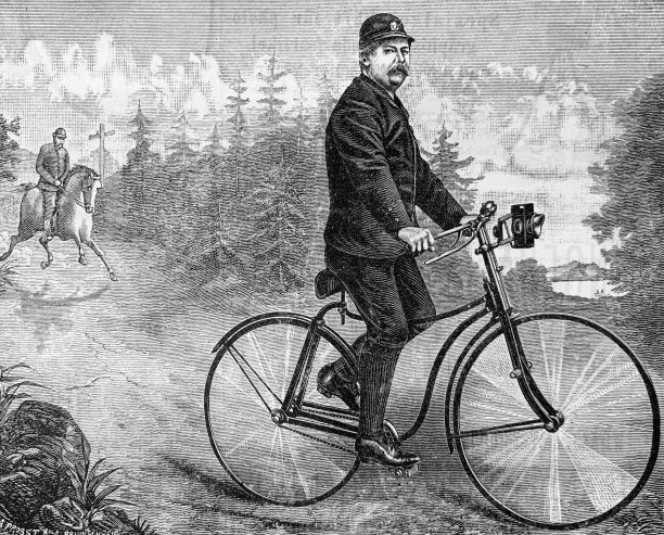 护林人在森林里骑自行车，后面跟着一个骑马的人图片下载