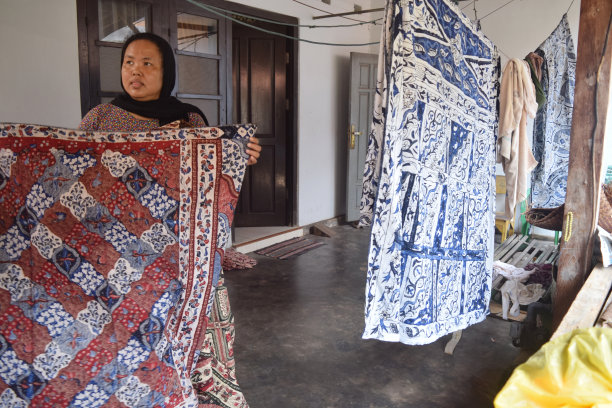 一位来自印度尼西亚孟加拉的蜡染女工图片下载