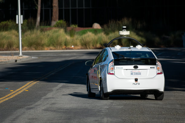 Nuro自动驾驶汽车在硅谷的街道上行驶图片下载