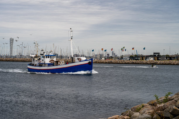 一艘渔船在海上航行了一天后返回港口。图片来自瑞典马尔默。图片下载
