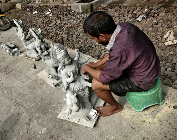 一名男性艺术家在孟买街头制作女神杜尔加的雕塑图片下载