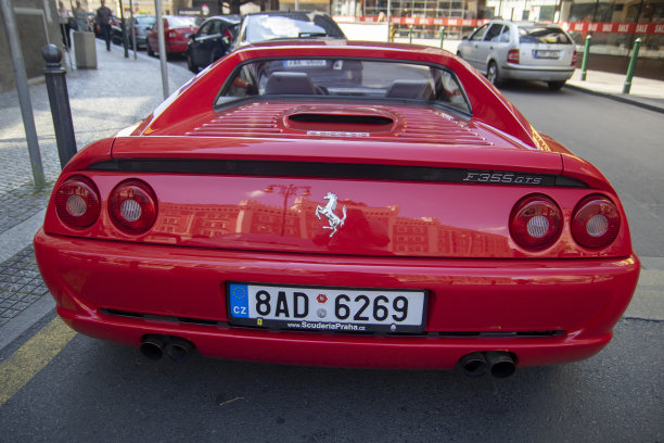 红色法拉利F355停放在布拉格市中心图片下载