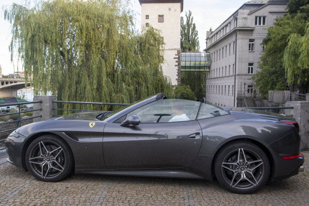 法拉利加利福尼亚跑车图片下载