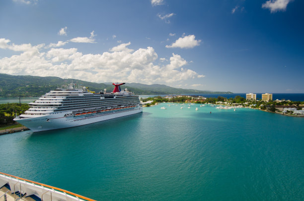 梦幻嘉年华停靠在牙买加蒙特哥湾。图片下载
