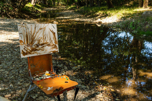 在自然界中使用空气或油画。图片下载