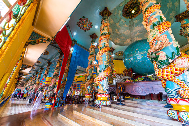 越南胡志明市附近的泰宁省曹岱庙内的室内和装饰图片下载