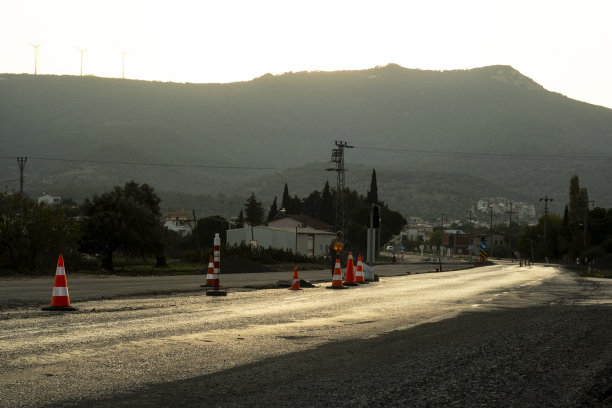 一张阳光反射在路上的照片。背景使用。这是通往福卡省的公路。图片下载
