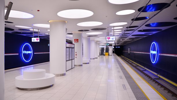 华沙地铁站内部的华沙Mlynow。空荡荡的地铁站图片下载